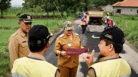 Cek Persiapan Lebaran, Bupati Gunungkidul Tinjau Perbaikan Jalan di Bejiharjo
